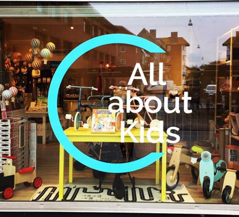 All about Kids logo på butiksrude